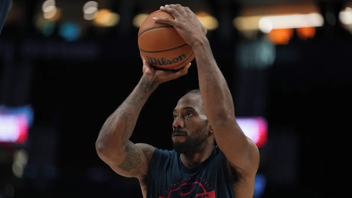 Hvězda NBA Leonard se po kauze s platovým stropem definitivně vrátil do Toronta