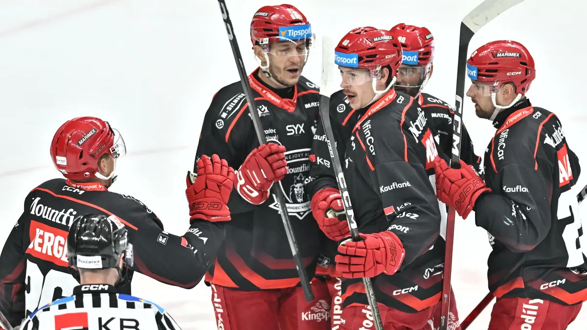 HOKEJ ONLINE: Hororový začátek pro Spartu! Pardubice vedou, Třinec snížil