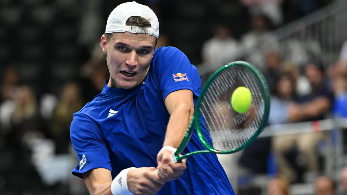 TENIS ONLINE: Česko na hraně vyřazení! Menšík bojuje o všechno, má dva setboly