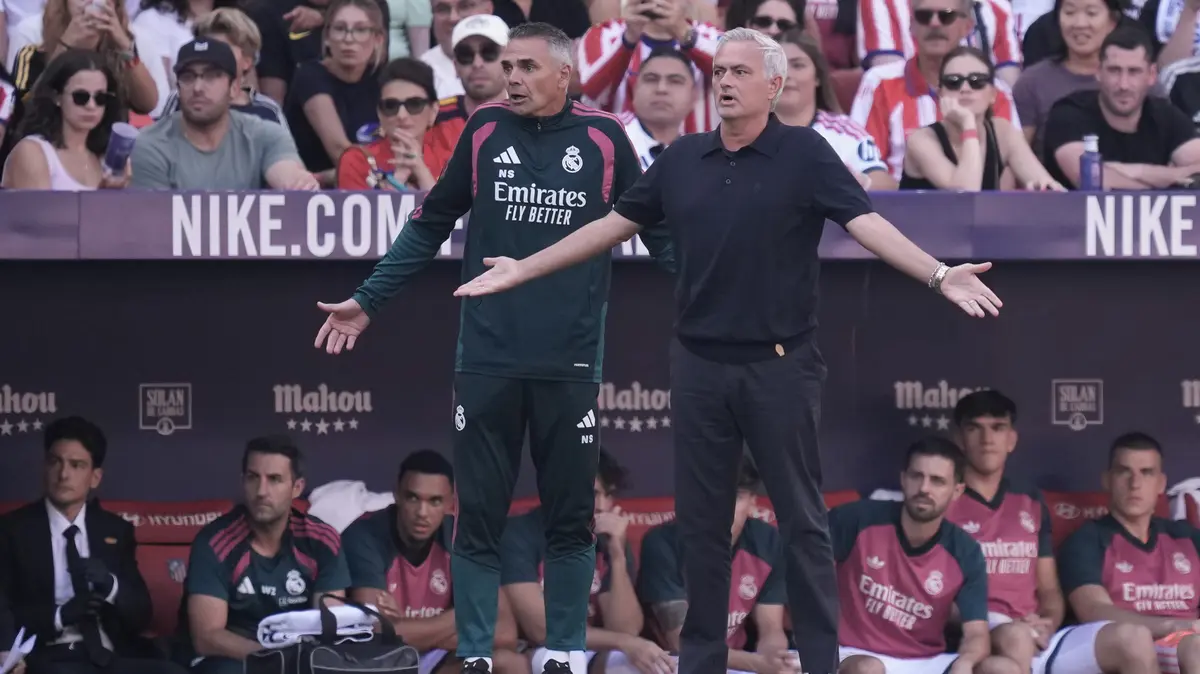 Mourinho zuřil, šermoval fotkami a stěžoval si na rozhodčí