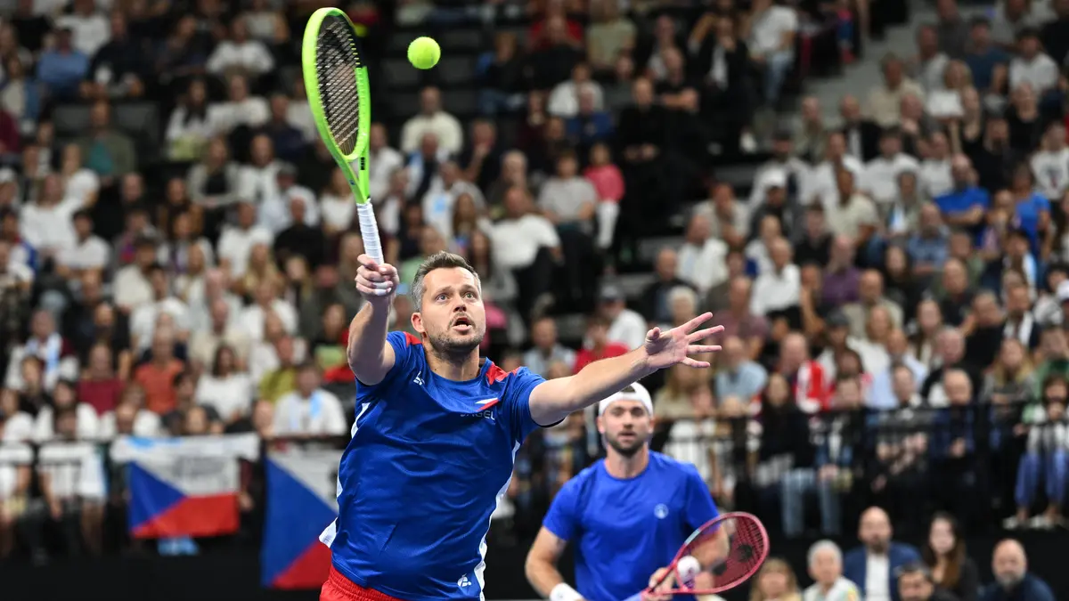 TENIS ONLINE: Česká dvojice začala v klíčové čtyřhře Davis Cupu sebevědomě