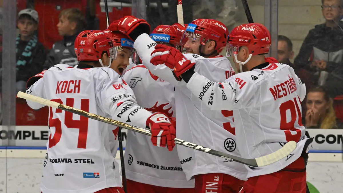 HOKEJ ONLINE: Videomomenty. První extraligový gól byl kuriózní, Třinec už vede ve Varech
