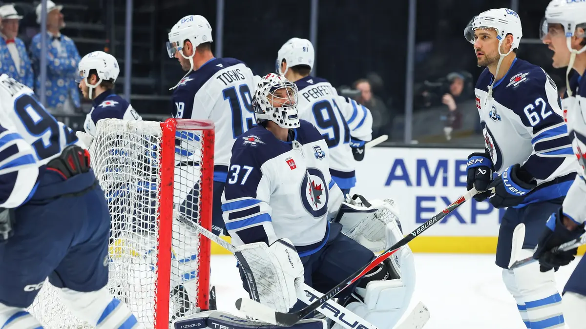 Hvězdný Hellebuyck se nedostavil na kemp. Winnipeg ho suspendoval