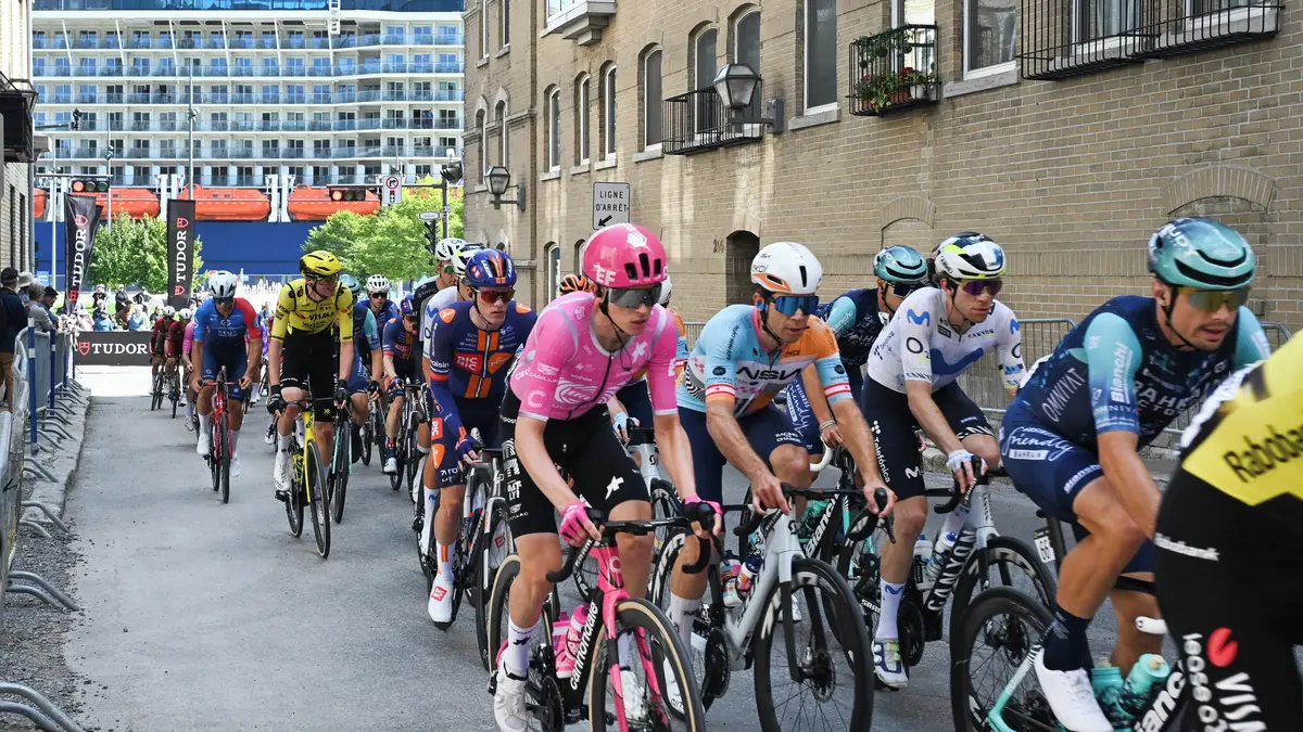 Šílený kousek! Divák mohl být rád, že cyklisté neměli čas vyřizovat si s ním účty
