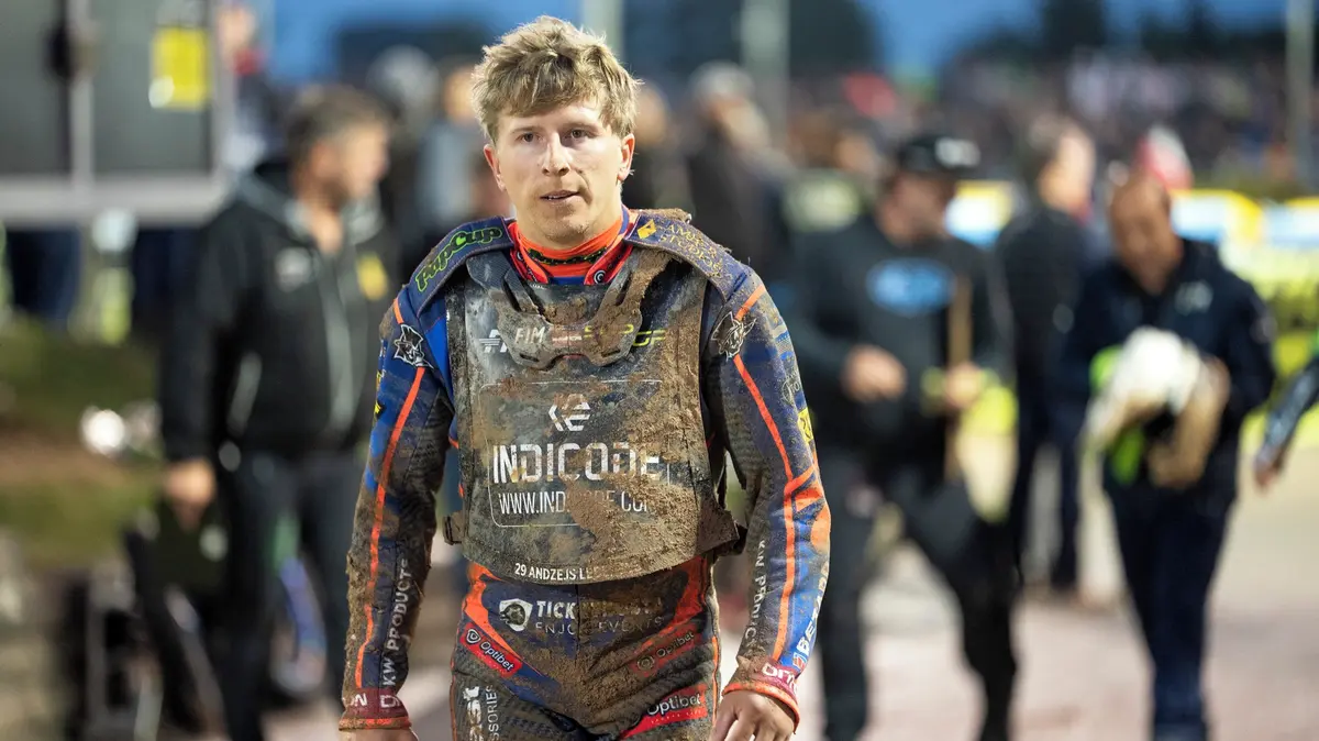 Šílený karambol. Jezdce zasáhla letící motorka do hlavy