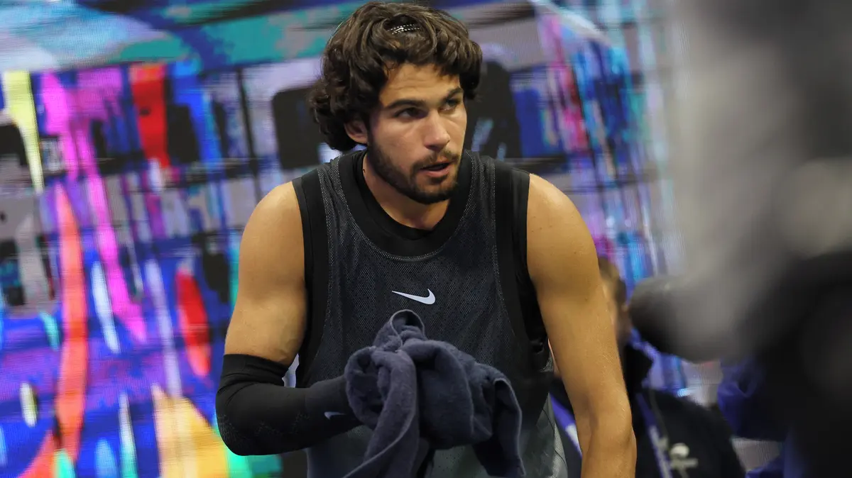 Enormní vypětí Alcaraze. Při čtvrtfinálovém zápase na US Open zvracel do ručníku