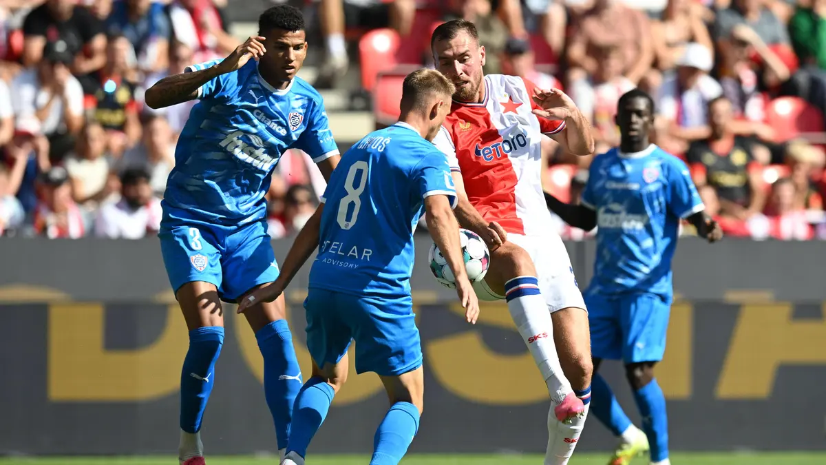 FOTBAL ONLINE: Slavia bojuje se Zbrojovkou o čelo tabulky, oba kotle začínají nezvykle. Sigma vede