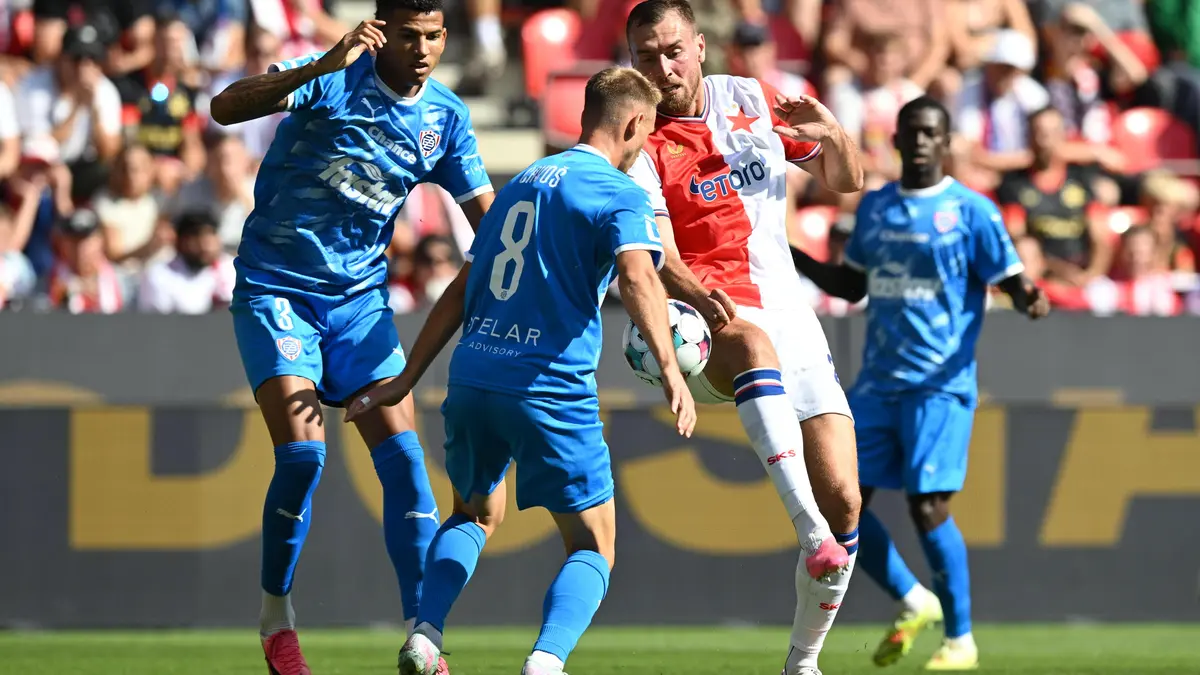 FOTBAL ONLINE: Slavia bojuje se Zbrojovkou o čelo tabulky, oba kotle začínají nezvykle. Sigma vede