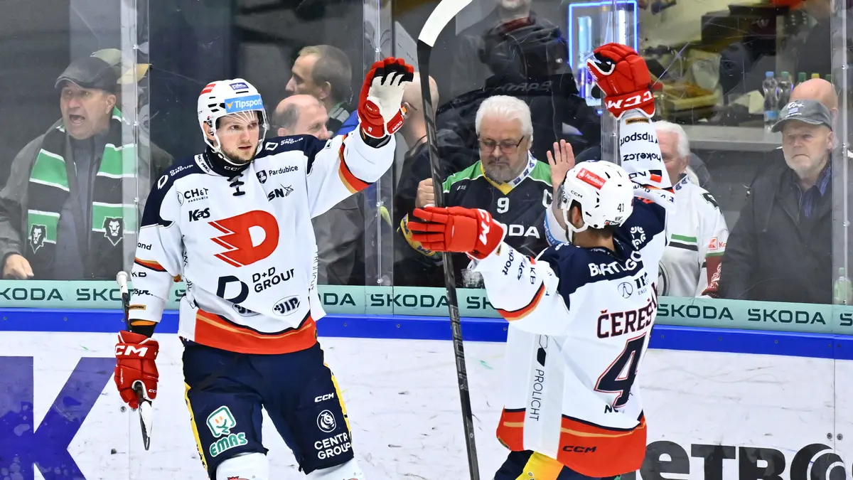 HOKEJ ONLINE: Pardubice vedou, trefila se i Sparta! Třinec po obratu odskočil