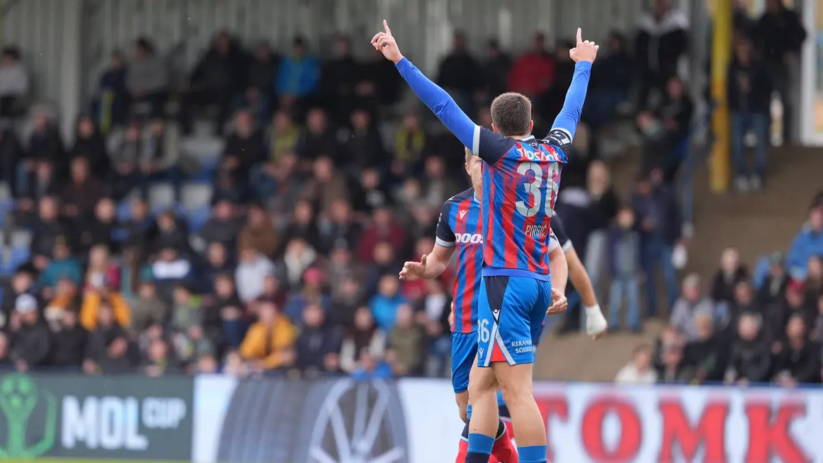 FOTBAL ONLINE: Plzeňské vedení se tenčí! Hradec musí do prodloužení. Sparta se chystá na Baník