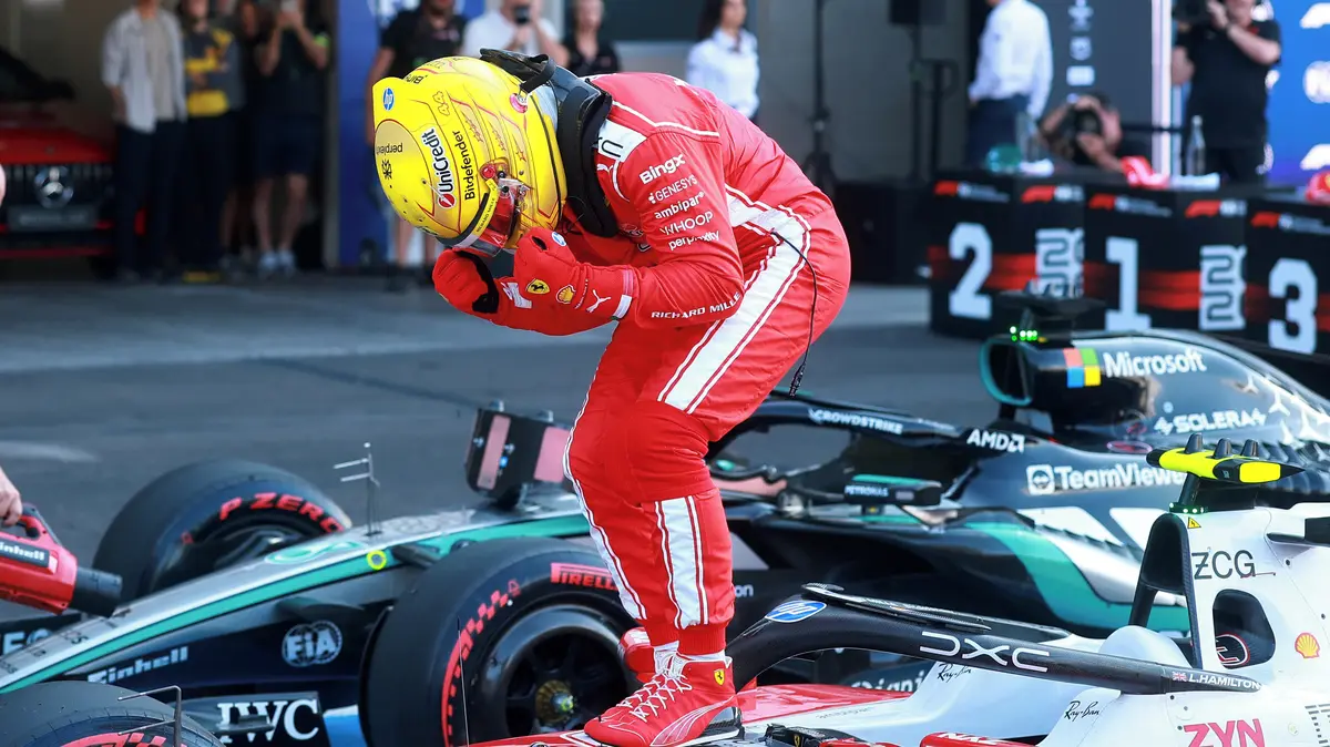Po třech letech vyjede do závodu F1 z pole position Hamilton