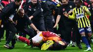 Po vypjatém derby se na hřišti strhlo totální šílenství, zasahovala i policie