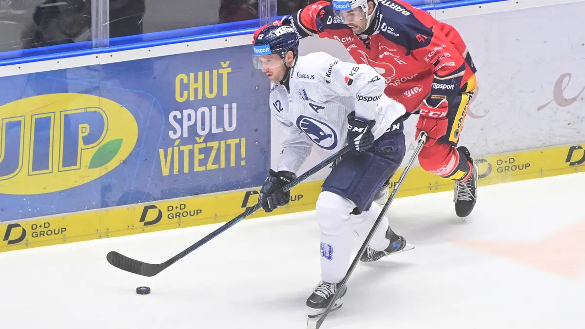 HOKEJ ONLINE: Pardubice zachránila tyč, Kometa se trápí s posledním. Třinec míří za rekordem, Kladno znovu prohrává