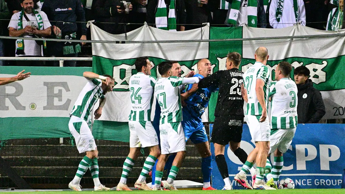 FOTBAL ONLINE: Emoce v Ďolíčku! Hráči se do sebe pustili, sudí tasil karty