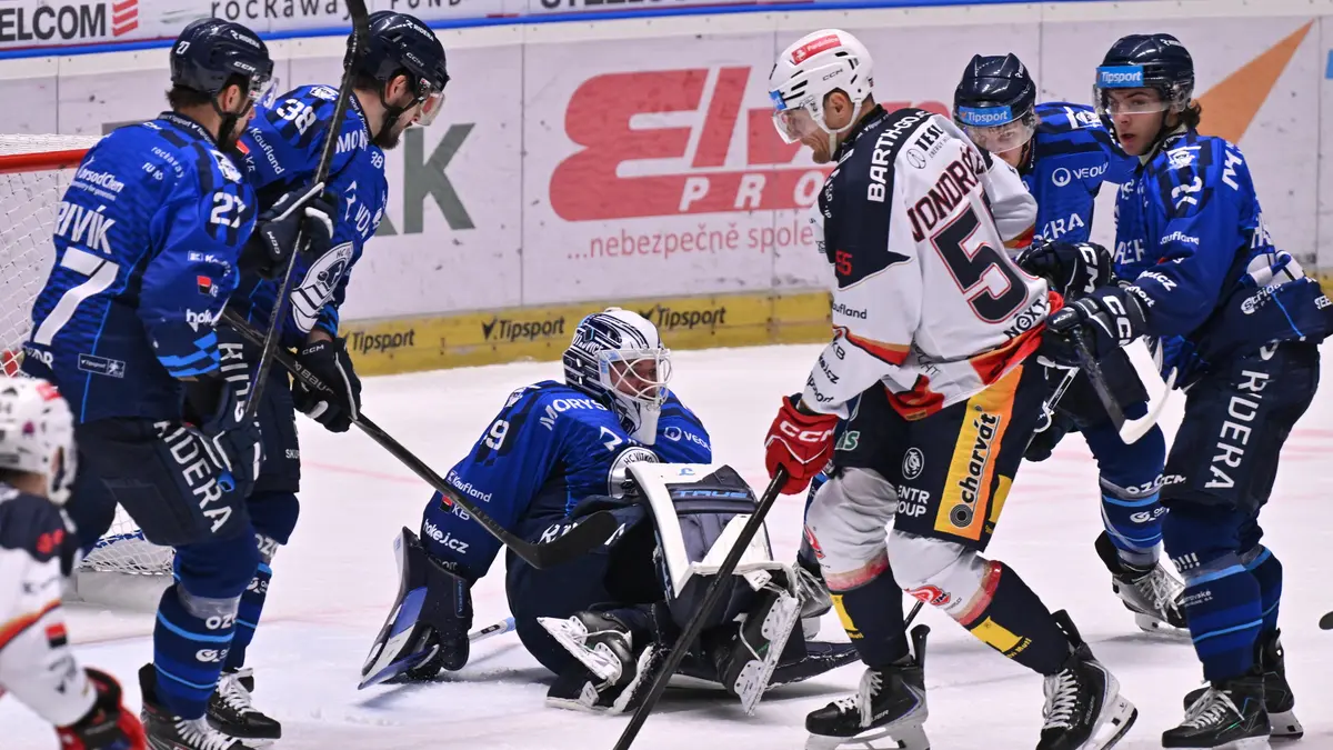 HOKEJ ONLINE: Pardubice bojují ve Vítkovicích, Třinec hájí neporazitelnost. Gól Vervy neuznán