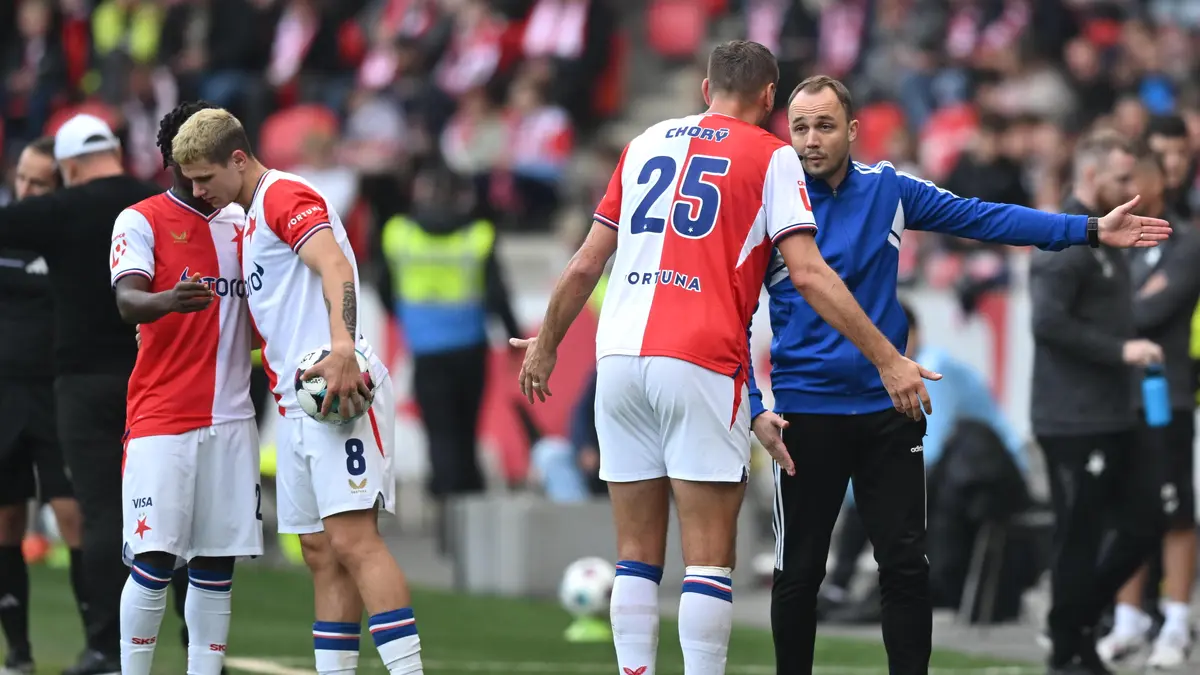 FOTBAL ONLINE: Chorý vyfasoval červenou kartu, Slavia dohrává v deseti! Pardubice válcují Zlín, vede i Boleslav