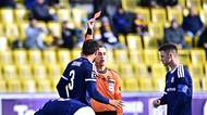 FOTBAL ONLINE: Olomouc dohrává o deseti a brání těsné vedení. Slovácko poprvé v sezoně vyhrálo