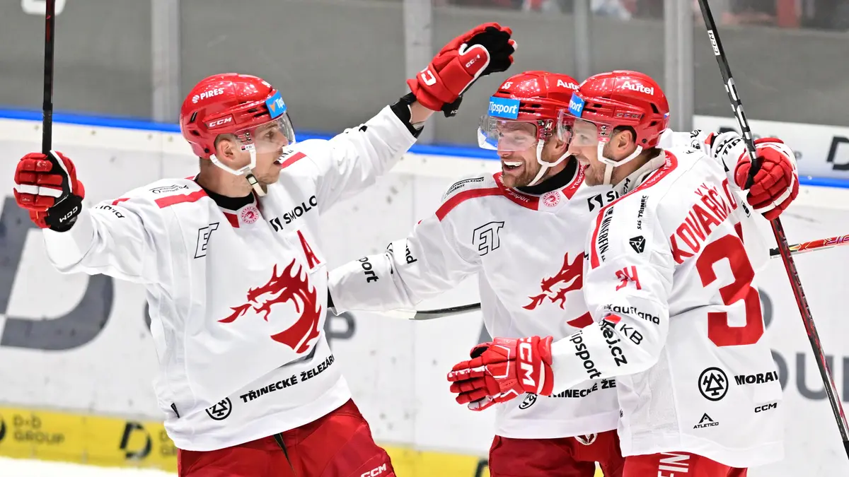 HOKEJ ONLINE: Šlágr vrcholí, Třinec poprvé vede, Pardubice musí dotahovat. Sparta doma zabrala