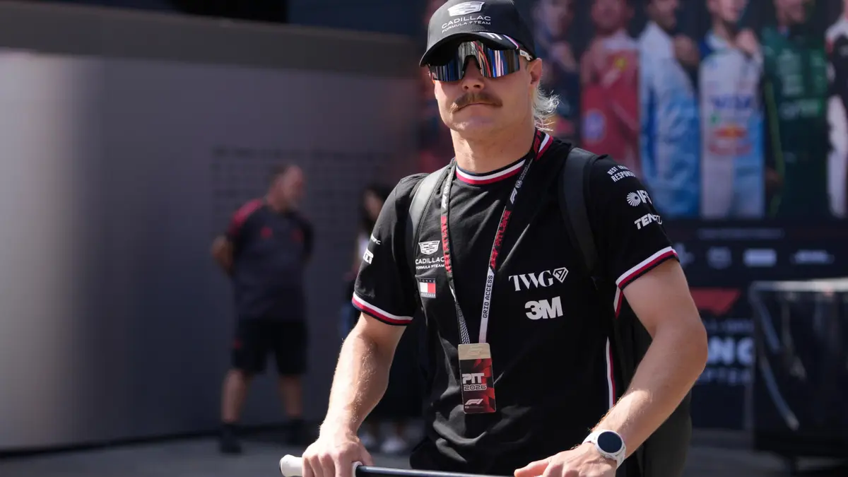 Žádný tryskáč jako ostatní. Bottas se přesouvá na další závod F1 na kole