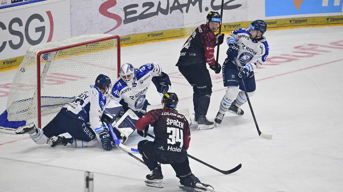 HOKEJ ONLINE: Další rána pro Vítkovice, Sparta zvyšuje vedení. Pardubice ve šlágru přivítají Třinec
