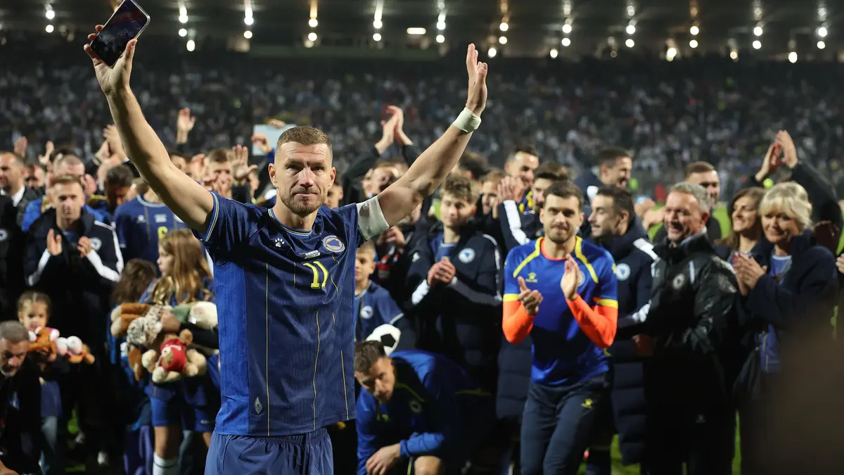 Bosenský diamant Džeko se rozloučil s reprezentací špalírem mezi hráči