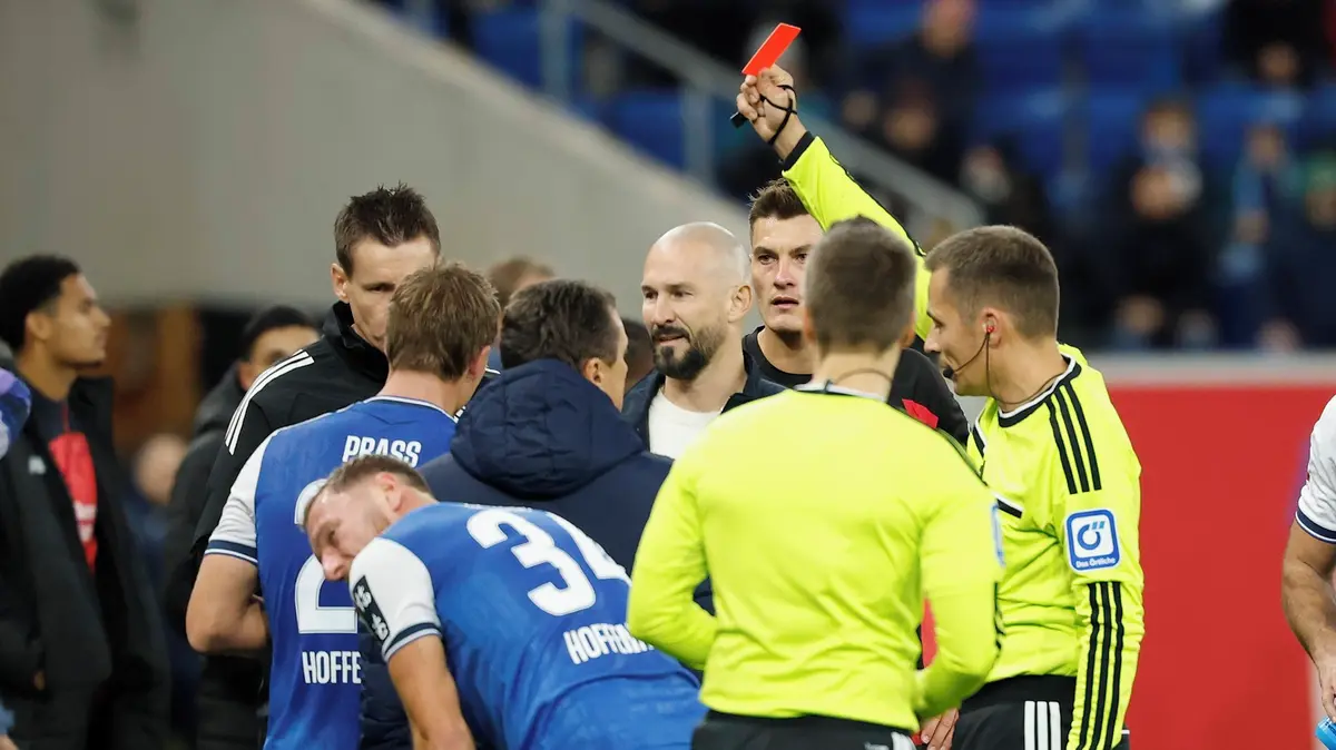 Bez trička může chodit na pláži! Kouč Hoffenheimu se zlobil po kuriózním vyloučení