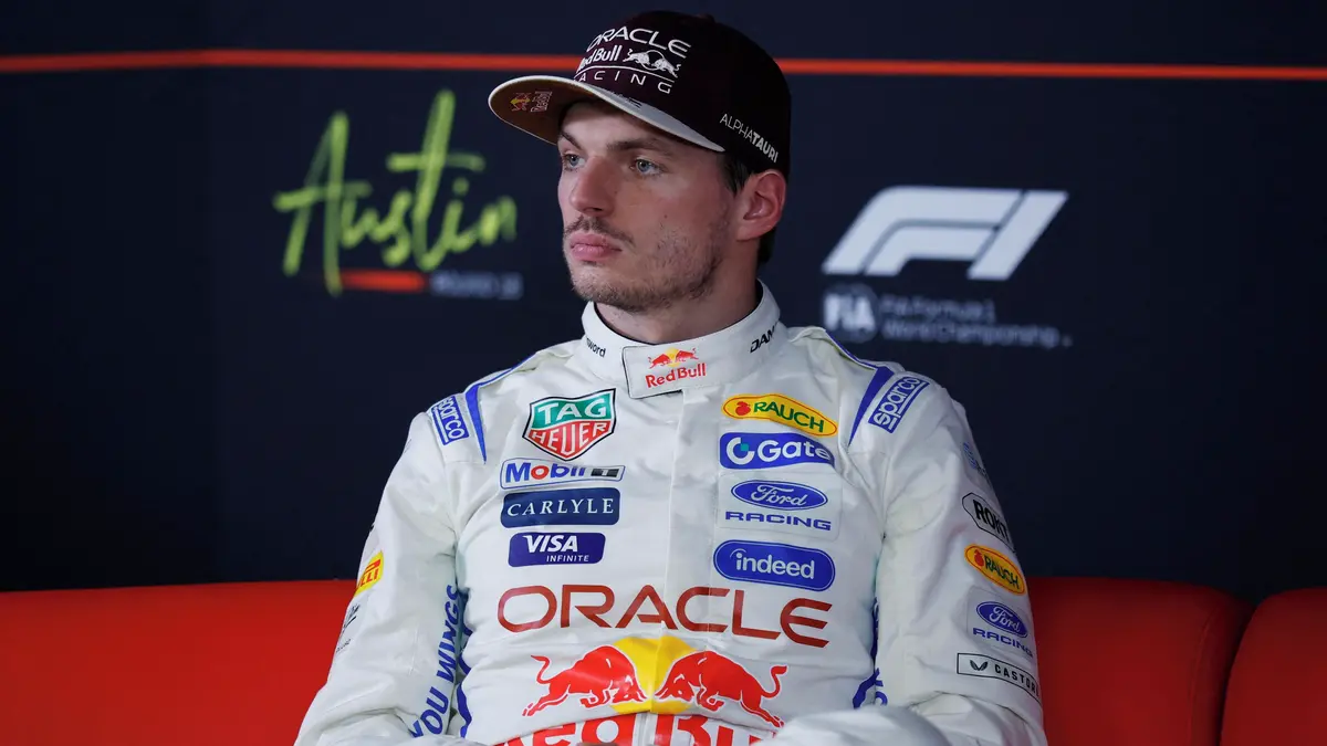 Další problém s vysílačkou. Možná bychom měli komunikovat znakovým jazykem, zlobí se Verstappen