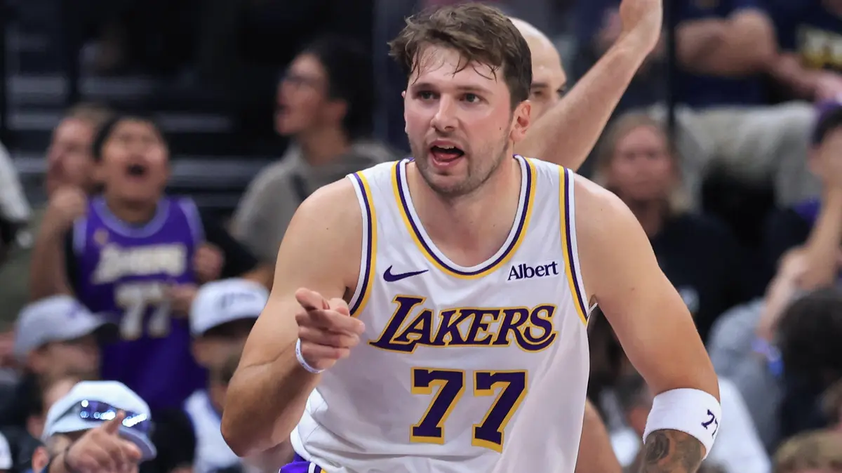 Lakers v NBA zdolali Utah a ještě neprohráli, Dončič nastřílel 52 bodů
