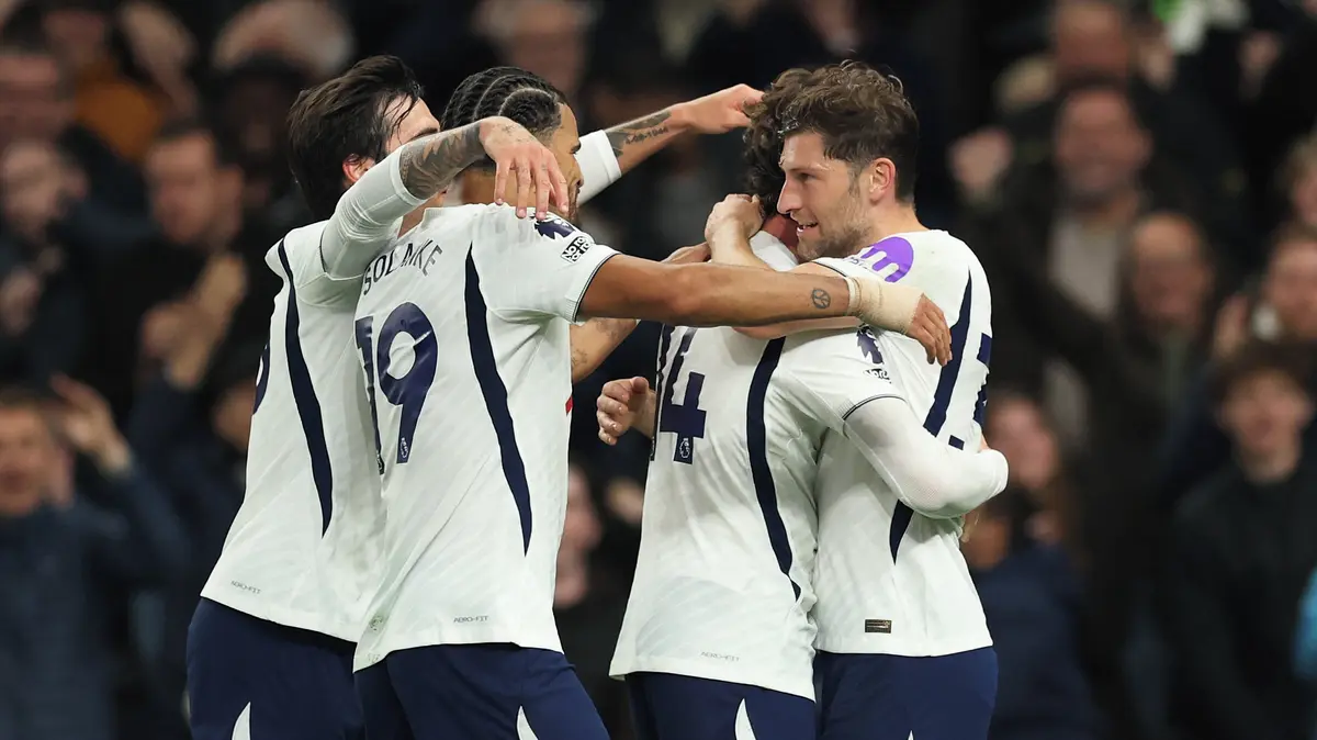 Brankář Kinský se raduje z první ligové výhry v sezoně. Tottenham už není poslední