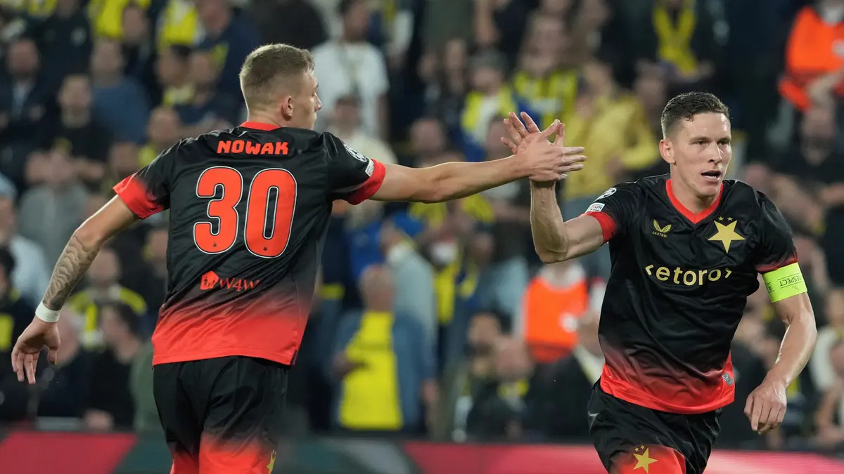 FOTBAL ONLINE: Po hrůzostrašném začátku se Slavia v první půli vzpamatovala a prohrává jen o gól