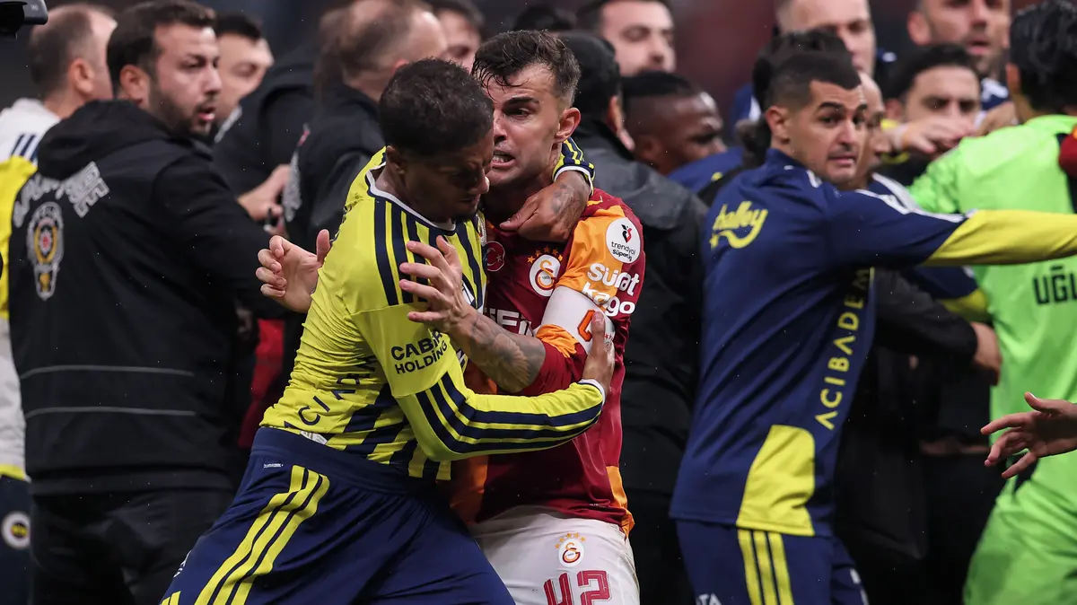 Po vypjatém derby se na hřišti strhlo totální šílenství, zasahovala i policie